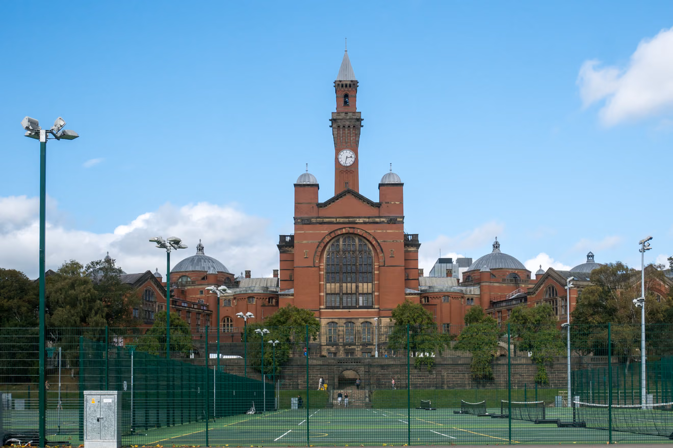 从运动场远望伯明翰大学 Aston Webb Building 与 Old Joe 钟塔