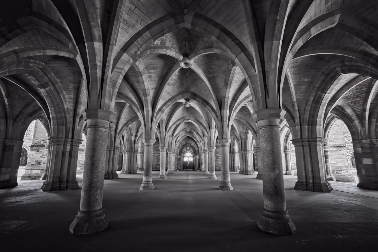 格拉斯哥大学 Gilbert Scott Building 石砌回廊的黑白照片