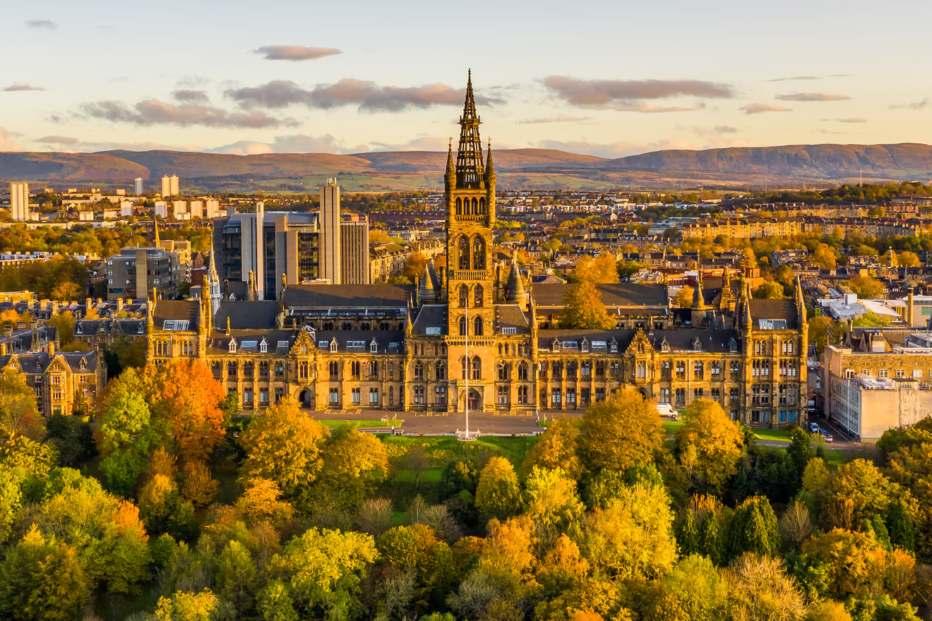 从格拉斯哥西区远望格拉斯哥大学 Gilbert Scott 主楼与钟塔